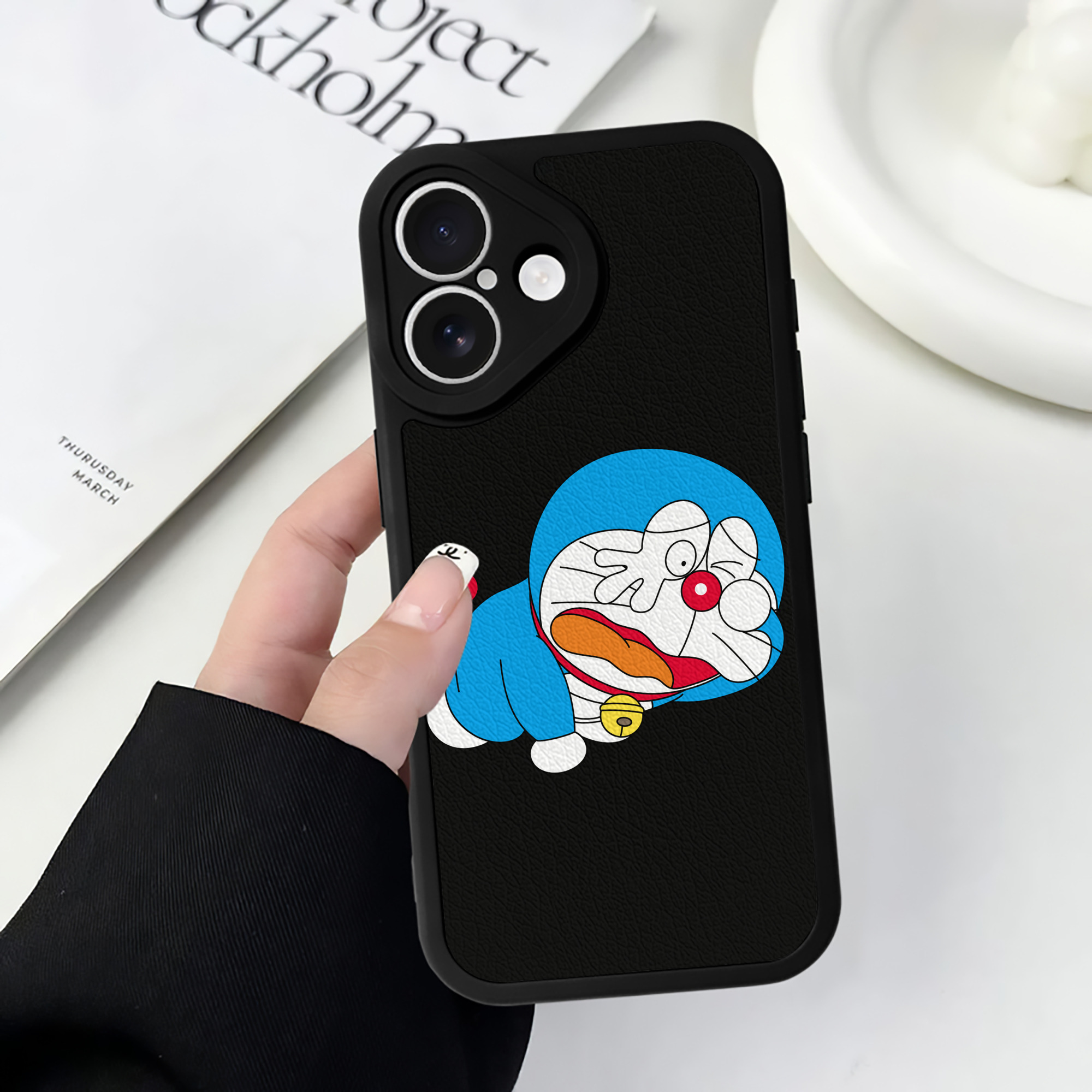 （画像用） ドラえもん Doraemon 【iPhone 16シリーズ対応】シリコンスマホケース（レザー調） 材質：シリコン